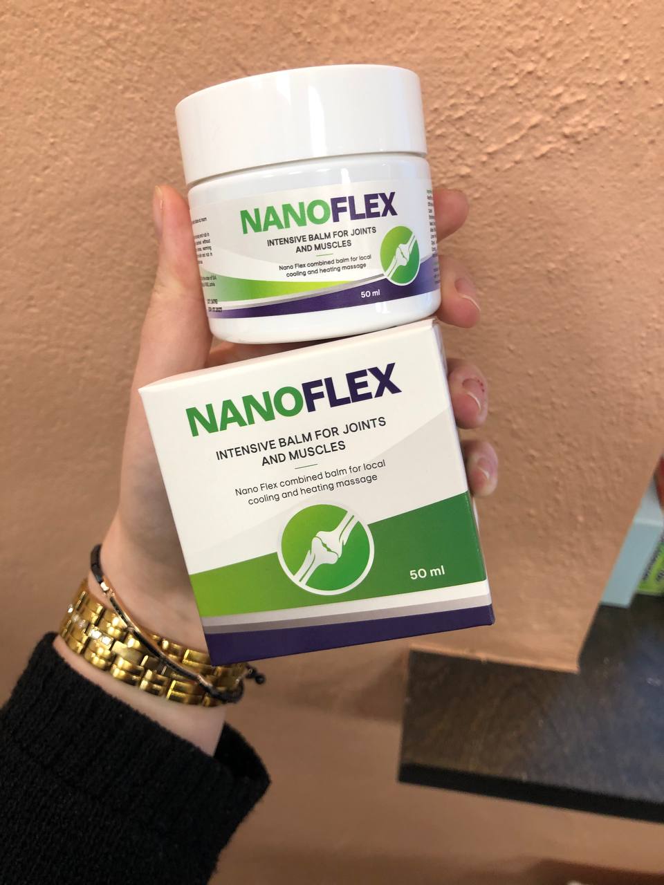 Gelul original NanoFlex în mână